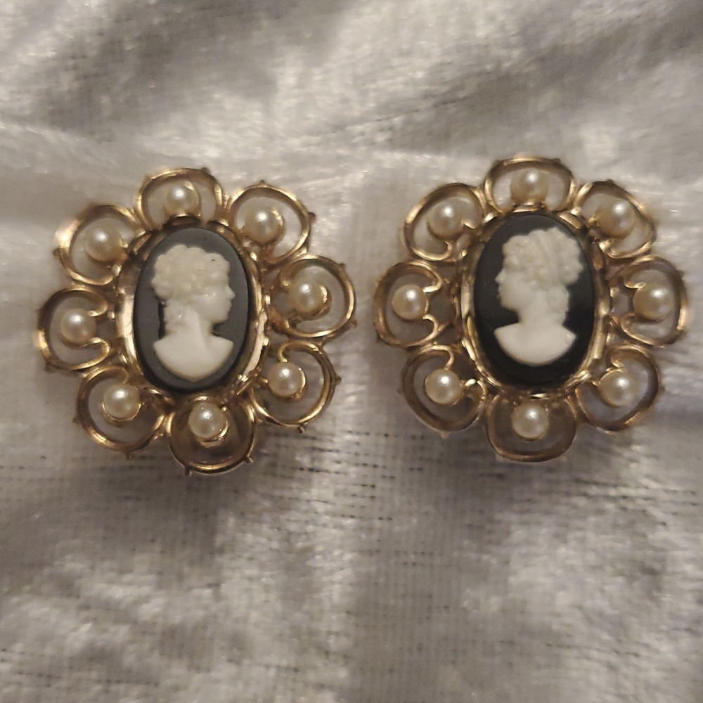 Vintage Black & White Cameo With Pearls Gold Tone Clip On Earrings